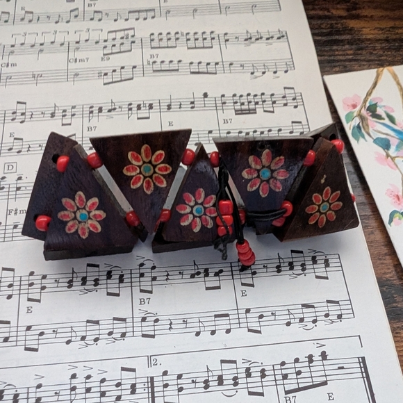 Wooden Beaded Bracelet with Floral Design - Picture 6 of 6